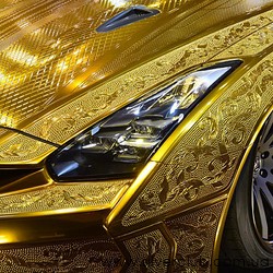 золотой Nissan GT-R 